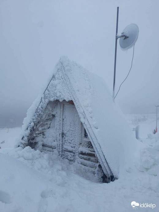 idokep's tweet photo. 🥶 Antarktiszi viszonyok uralkodnak a Mátraszentistváni Sípark síliftjénél, de holnap nyitnak! 😉 ⛷🏂

Plusz infók 👉 https://t.co/qNeTHx21C9 https://t.co/VS9MTN42N1