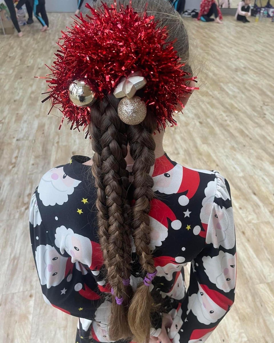 team_troupers's tweet photo. Christmas hair #dance #TTDA #Christmas 🎅🤍 https://t.co/kFmlK4Aqzx