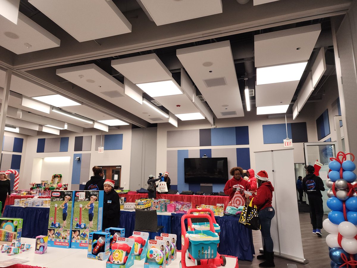 LmarieAsad's tweet photo. Santa was on the south side today at the @ProjectSwishChi #SWISHmas community giveback @BCBSIL Blue Door Neighborhood Center in Morgan Park. #BlueCrossCommunity #Christmas ๐
๐ฟ๐ https://t.co/XkqiQRN91L