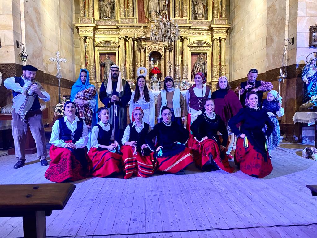Actuación del grupo de Danzas de Castromonte y Jano Teatro en la Patorada de Villanueva de los Caballeros. 17/12/2022
¡Gracias por contar con nosotras! ❤🖤