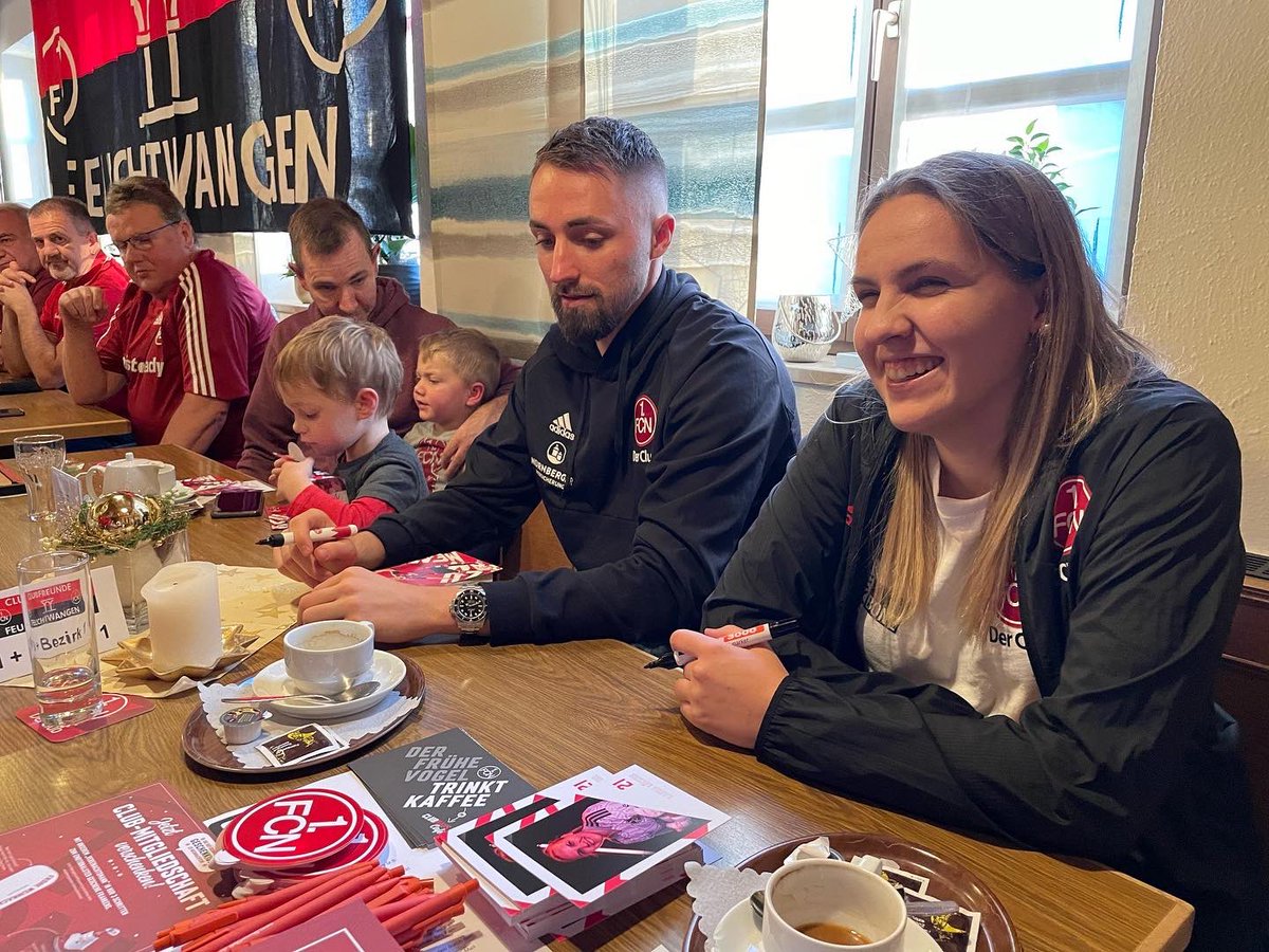 Heute klasse Aktion #derClubschwärmtaus! Der <a href="/1_fc_nuernberg/">1. FC Nürnberg</a> , <a href="/clubfrauen/">1. FC Nürnberg Frauen</a> und Aufsichtsrat besucht 19 Fanclubs. Persönlich durfte ich mit Florian Hübner, der Frauen-Torhüterin Laura Lücker und unserer Azubi Amelie Saalfeld die Clubfreunde #Feuchtwangen besuchen.#fcn #nürnberg