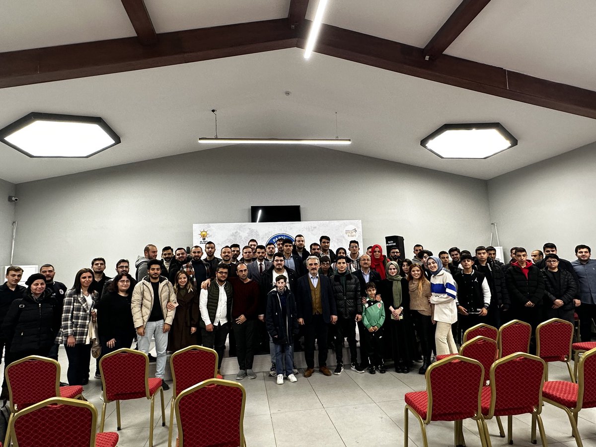 CihanCelik_25's tweet photo. #İlkOyumAKParti ’ye #İlkOyumErdoğan ’a Programımızda bizleri yalnız bırakmayan, gençlerin heyecanına eşlik eden Kıymetli Milletvekilimiz @ahmethamdicamli ‘ya ve İlçe Başkanımız @orhannarin_ 'e teşekkür ederiz.

#Hedef2023 
#BirlikİradeZafer 
#TürkiyeYüzyılı https://t.co/db28aVjOP2