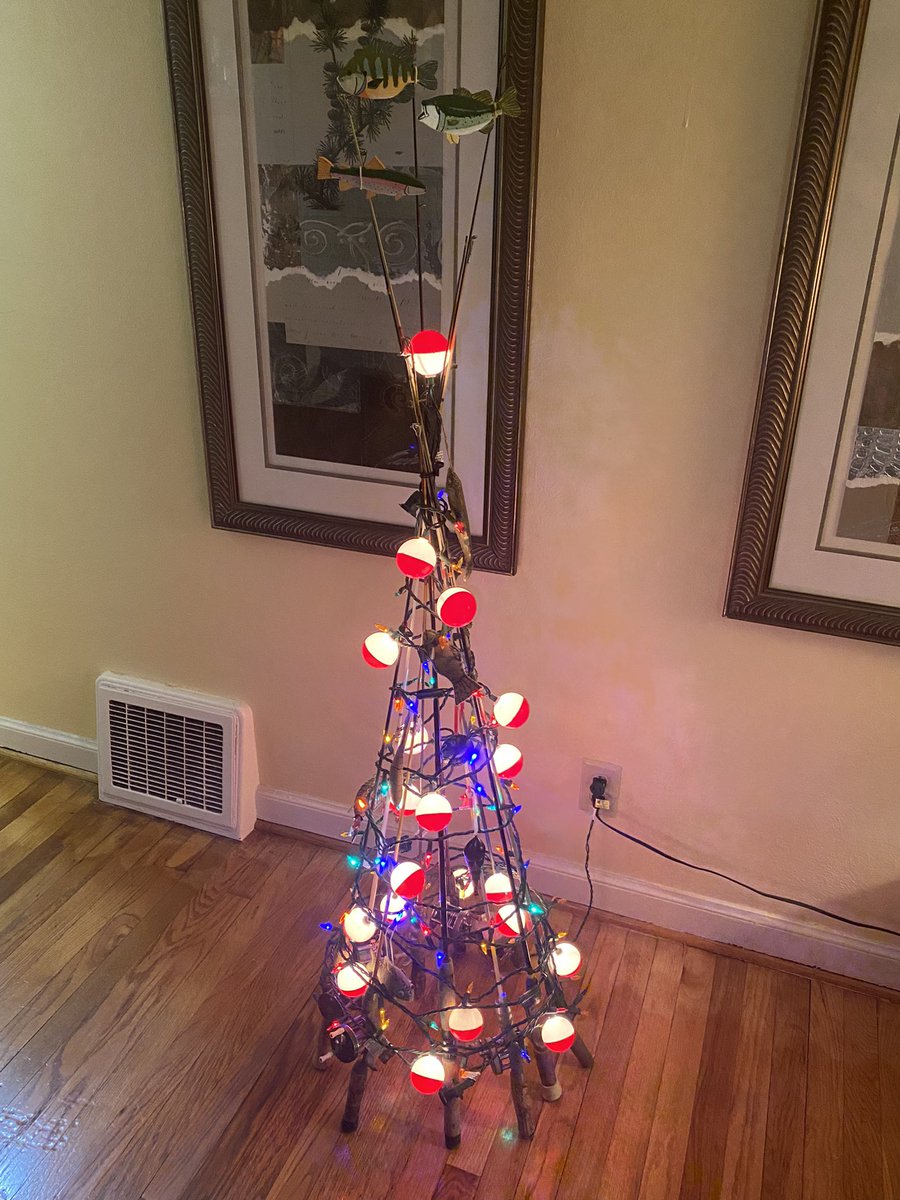 SKR_2020's tweet photo. @eatguineapigs My Fishmas tree is a great mix of made, bought, and gifted! #25DaysofFishmas https://t.co/1pfmuLZtst