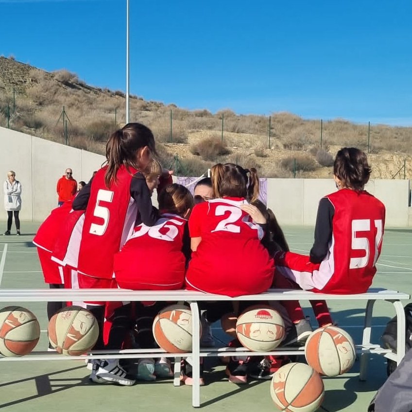 acuenca78's tweet photo. Las horas que he pasado en la cancha de distintos roles y éste (de tio) no lo conocía. Como he disfrutado de ver a mi sobrina y su equipo jugando a baloncesto! https://t.co/2fSCYUeEPM