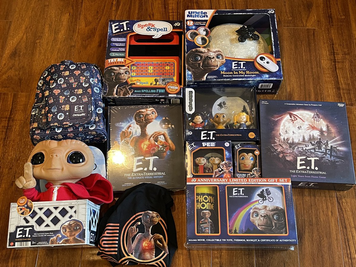 colliderfrosty's tweet photo. Finally had the time to go through a lot of mail and discovered this awesome mailer for ‘E.T. The Extra-Terrestrial’ celebrating it’s 40th anniversary. I’m about 2 months late but I’d like to give a HUGE thank you to @UniAllAccess for the package. #ET40th https://t.co/xGZ2pUrbo7