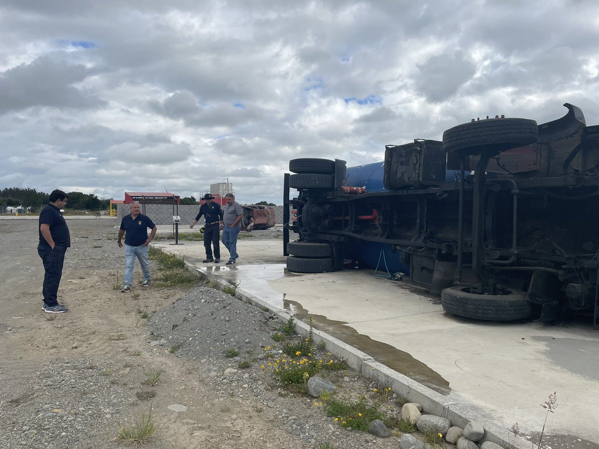 SNOBomberos's tweet photo. #HazMat revisando el control del ejercicio y la implementación de los escenarios, se encuentran los acreditadores del Grupo de Trabajo Operacional HazMat del Sistema Nacional de Operaciones, para el desarrollo del ejercicio de acreditación del equipo del @CBPMO el día de mañana https://t.co/dZp1nlAA7q