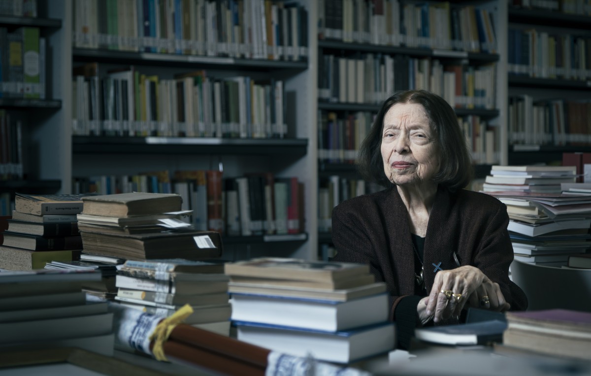 Em 2021, Nélida Piñon doou 8 mil livros ao Instituto Cervantes do Rio: 'Preciso deixar rastros', disse oglobo.globo.com/cultura/livros…