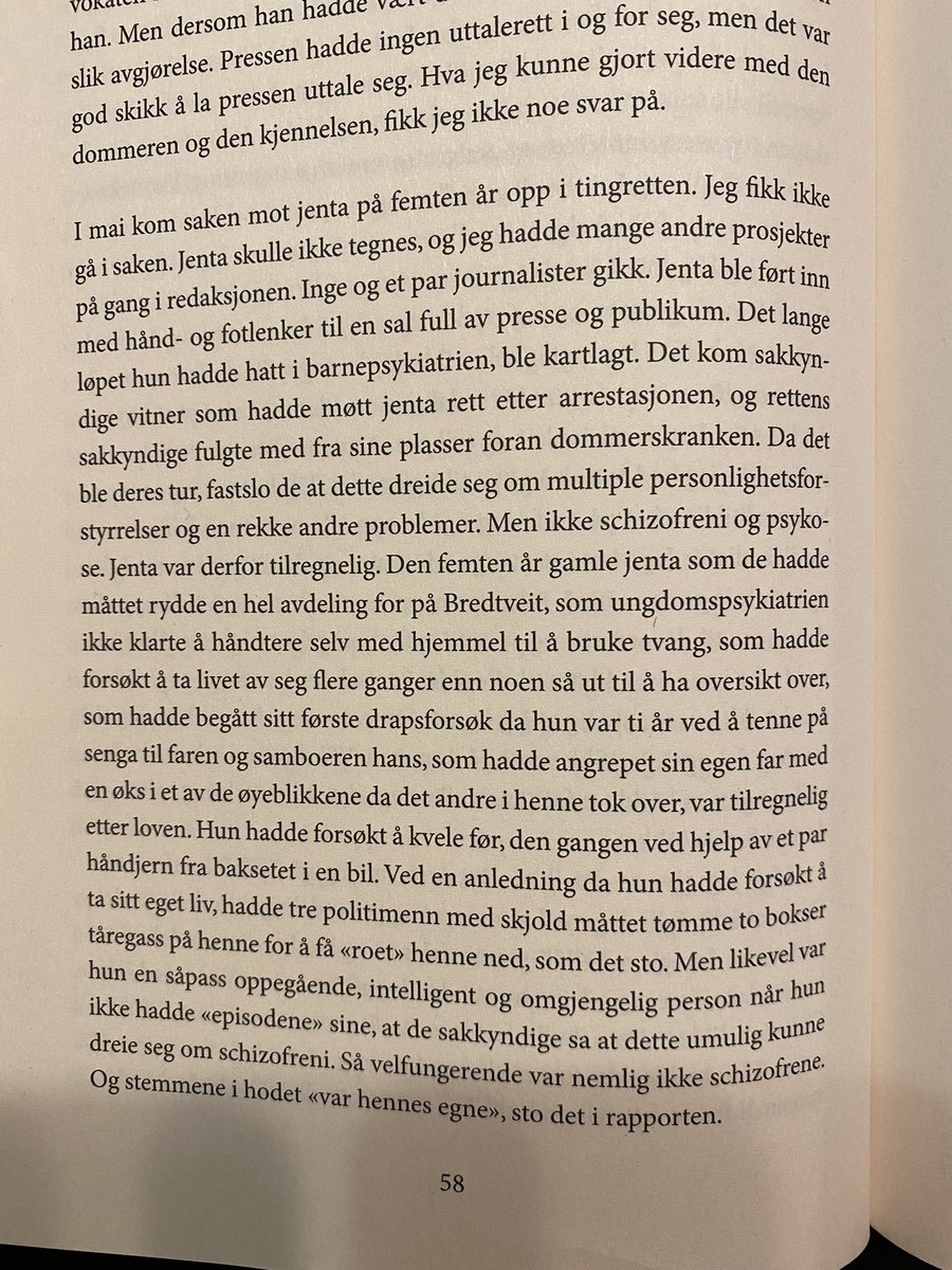 AudunBraten's tweet photo. En 17 år gammel gutt i villa på Bekkelaget angriper far og bror med kniv, nær å drepe begge. Ei 15 år gammel jente dreper en ansatt i barnevernet som har omsorgen for henne. Gutten dømmes til psykiatrisk behandling, jenta til 9 års forvaring. (Fra @anehem «Et spørsmål om skyld.) https://t.co/EM5fC3ioH4