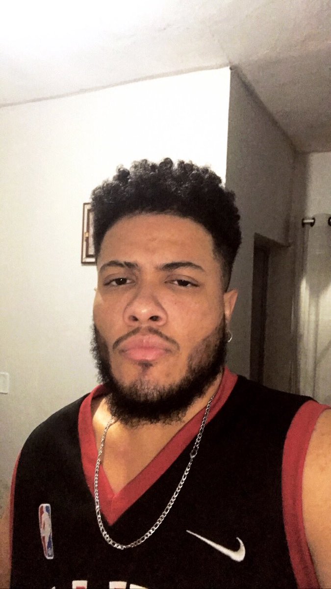 GALHEGGO's tweet photo. sou negro rei 👑🤴🏽 https://t.co/9Jo6IK312H