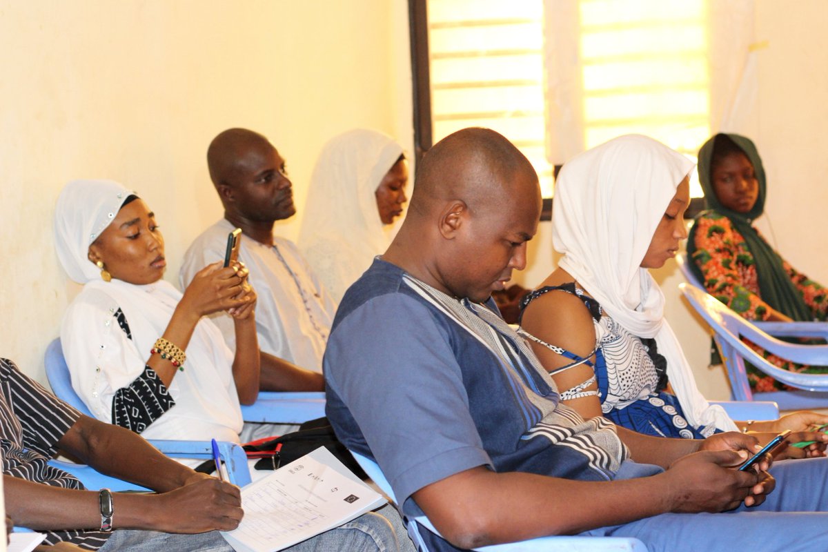 dramevision's tweet image. Dans le cadre de la mise en œuvre de notre campagne sur la sécurité routière, nous étions cet après midi avec deux associations de jeunes à #Mopti pour parler des activités menées par leur organisation dans la sensibilisation.
#CaféBlog #UE #FaisonsNousEntendre #ArrivonsVivants