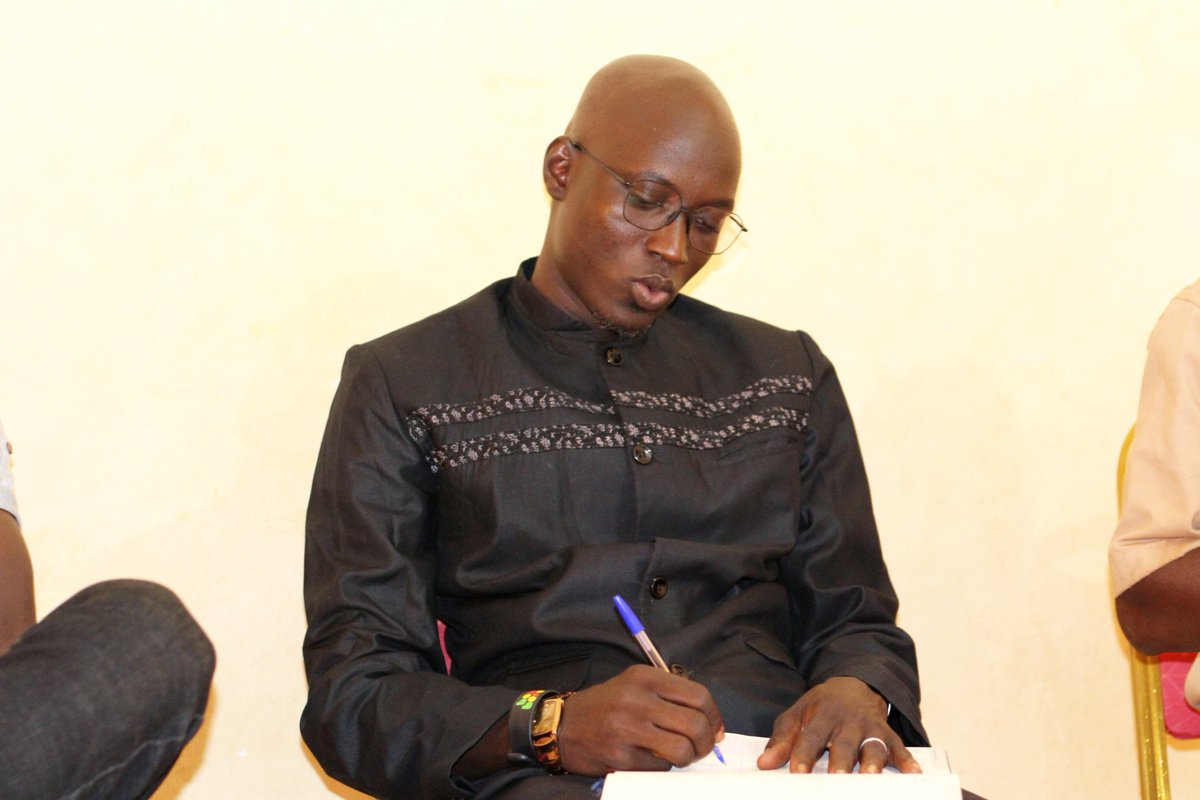 dramevision's tweet image. Dans le cadre de la mise en œuvre de notre campagne sur la sécurité routière, nous étions cet après midi avec deux associations de jeunes à #Mopti pour parler des activités menées par leur organisation dans la sensibilisation.
#CaféBlog #UE #FaisonsNousEntendre #ArrivonsVivants