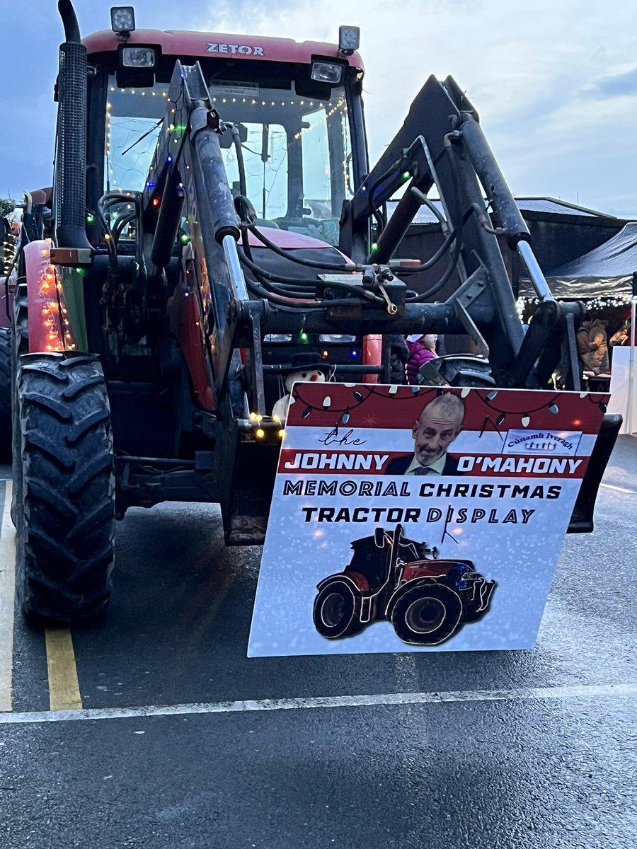 EileenGarvey18's tweet photo. What a lovely turn out this evening for the Johnny O’Mahony Memorial Christmas Tractor Display, with all funds raised going to the Cúnamh Iveragh Respite Home Project @CunamhI 🎄🚜 Well done to everyone involved 👏🏻🥹😊 https://t.co/GltQ5cnrFS