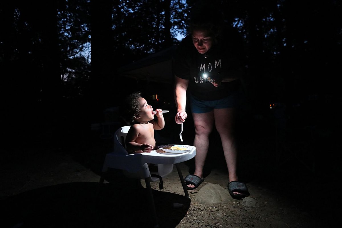 “I’ve never lived like this. I never thought my kids would be forced to,” the mother of 4 told @Globe_RI. “I used to drive down the highway and see tent cities in Providence and not think anything of it.” bostonglobe.com/2022/12/17/met… By @AlexaGagosz Pictures by @suzannekreiter