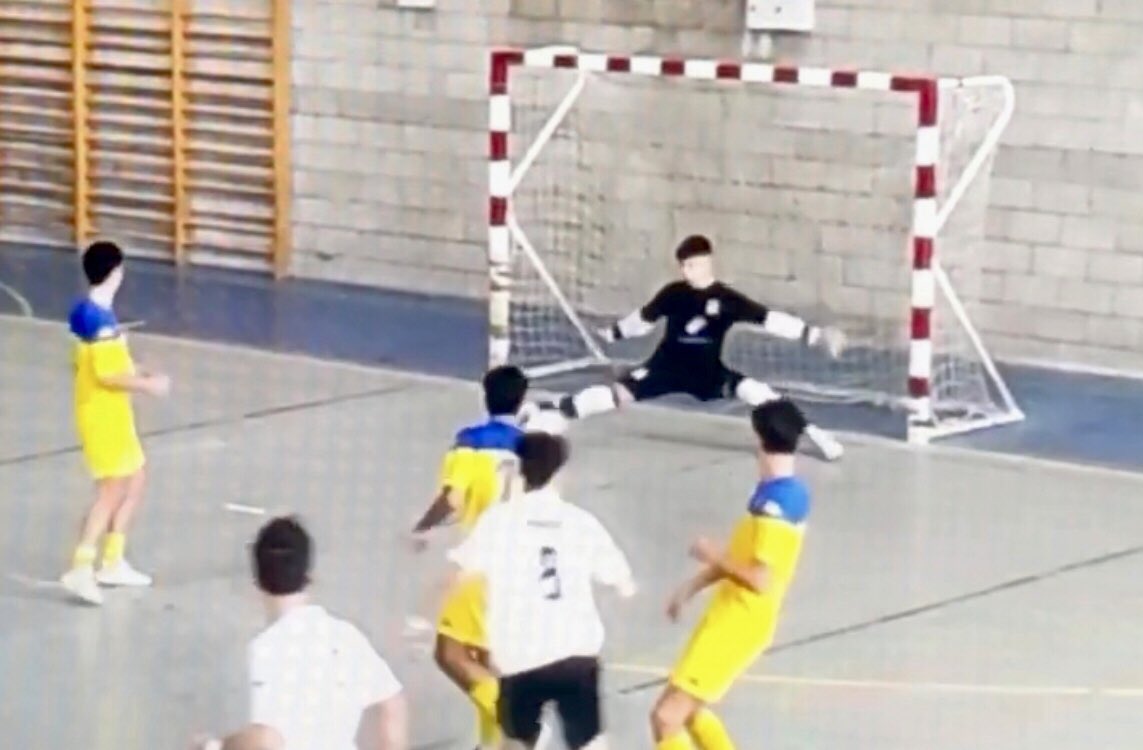 sanchez_ullen's tweet photo. Acabamos el año con un +3 frente a @cdrivasfutsal , partido serio de los chicos del #JuvPref @ADAlcorconFS de @Mario_gp3 , seguimos en dinámica, mucho trabajo detrás ⛏️⛏️ #123Alcorcón 💛💛 #VamosRober #Rober99 🚫 ⚽️ #SomosEquipo https://t.co/UmsUpVcJRC