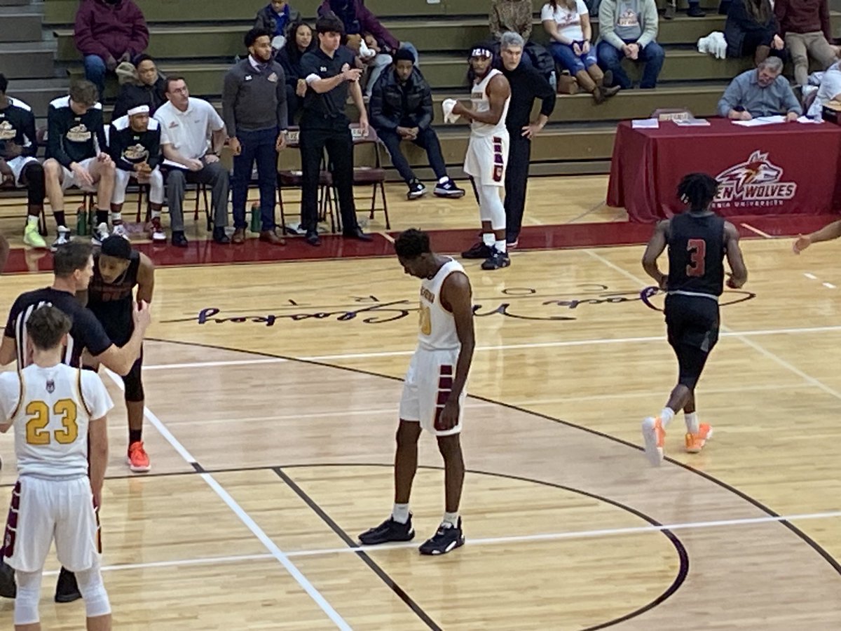 PaulRobertsCuse's tweet photo. Former Berks Catholic standout Keba Mitchell is in the starting lineup for Alvernia.
Tremendous defensive player.

⁦@WeAreBC55⁩ 
⁦@BerksCatholic⁩ https://t.co/WXqs42Akq0