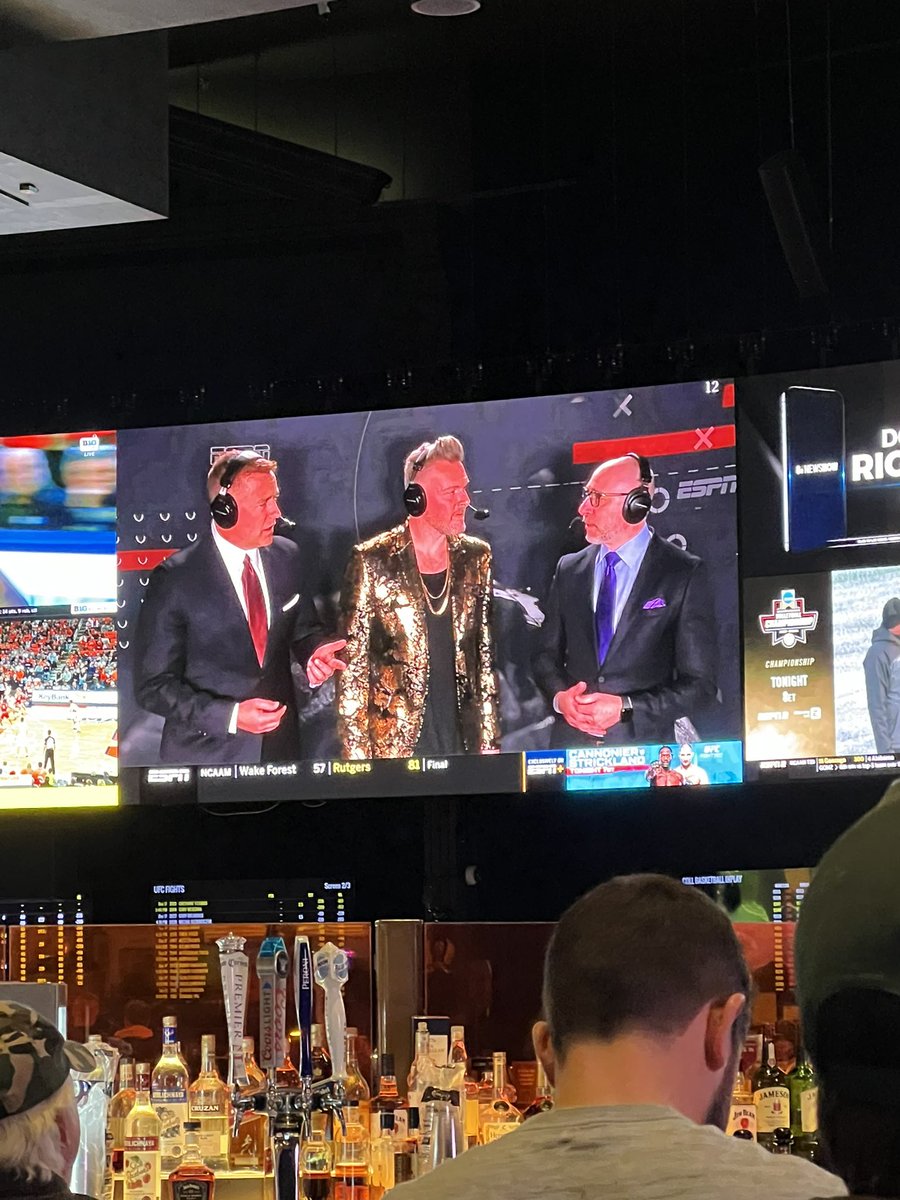 Travisonair's tweet photo. Nice suit jacket @PatMcAfeeShow @CaesarsPalace https://t.co/MB6HynhtKG