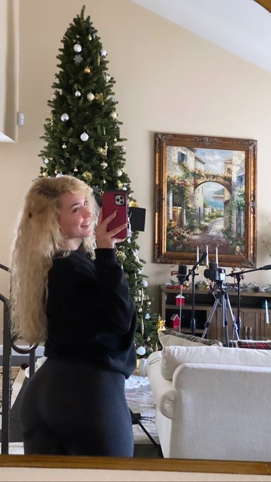 trying to film some cute Christmas ASMR content :) https://t.co/6Aoy9mm8Ca