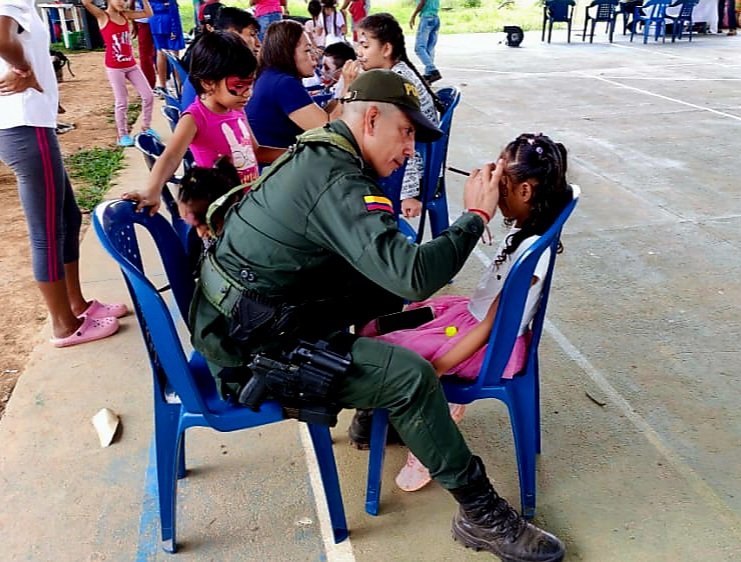 PoliciaVichada's tweet photo. El grupo de infancia y adolescencia desarrollo actividades ludicó recreativas en #SantaRosalia, donde realizaron juegos tradicionales se dan recomendaciones para evitar que los Niños, Niñas y Adolescentes sean víctimas por quemaduras de pólvora. 
#MiFamiliaEsColombia #DiosYPatria https://t.co/CcJB6NUooa