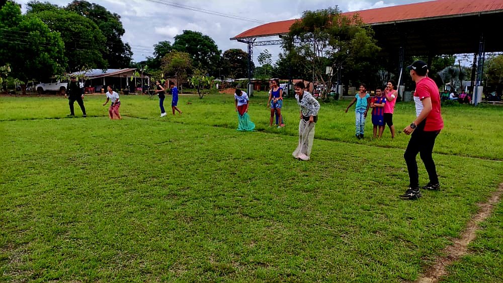 PoliciaVichada's tweet photo. El grupo de infancia y adolescencia desarrollo actividades ludicó recreativas en #SantaRosalia, donde realizaron juegos tradicionales se dan recomendaciones para evitar que los Niños, Niñas y Adolescentes sean víctimas por quemaduras de pólvora. 
#MiFamiliaEsColombia #DiosYPatria https://t.co/CcJB6NUooa