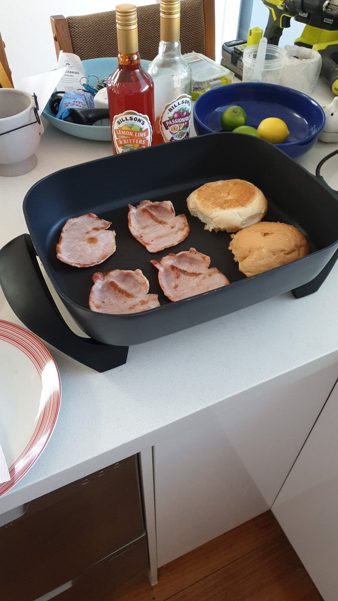 the_dave84's tweet image. Can I cook egg, bacon, cheese and slow roasted ketchup rolls in the 20 minute #sortedlive intermission? Wish me luck @sortedfood!