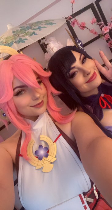 Hoy sesi&oacute;n de Yae Miko y Shogun Raiden con la bebe @PeytonCosplay ❤️ https://t.co/IeW5hSISK6<a href="/tag/cuernacraft2"class="tags"><span>#cuernacraft2</span></a>
