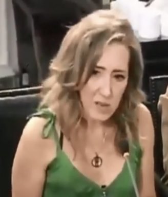 Les traigo la media copucha, ¿Ustedes saben quien está detrás de esta cuenta,que solo se ha dedicado a difamar FAKE News sobre la comuna de Santiago y denosta constantemente a la alcaldesa <a href="/IraciHassler/">Irací Hassler Jacob</a>? 
Es ni más ni menos que Giselle Dussaubat, amiga de Alessandri y Poduje. (1)