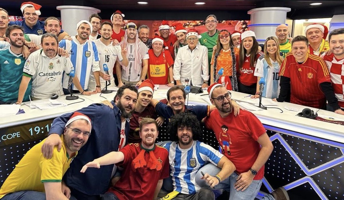 CarlosGangaG's tweet photo. 🔵🔴 Vamos @CD_Eldense mañana a por el liderato en solitario del Grupo 2 de #PrimeraRFEF

😍 Hoy hemos lucido tu camiseta en el #VillanciCOPE2022🎄 de @tjcope 

➡️ https://t.co/4BrP9JsPHL https://t.co/E0PuNiynhZ