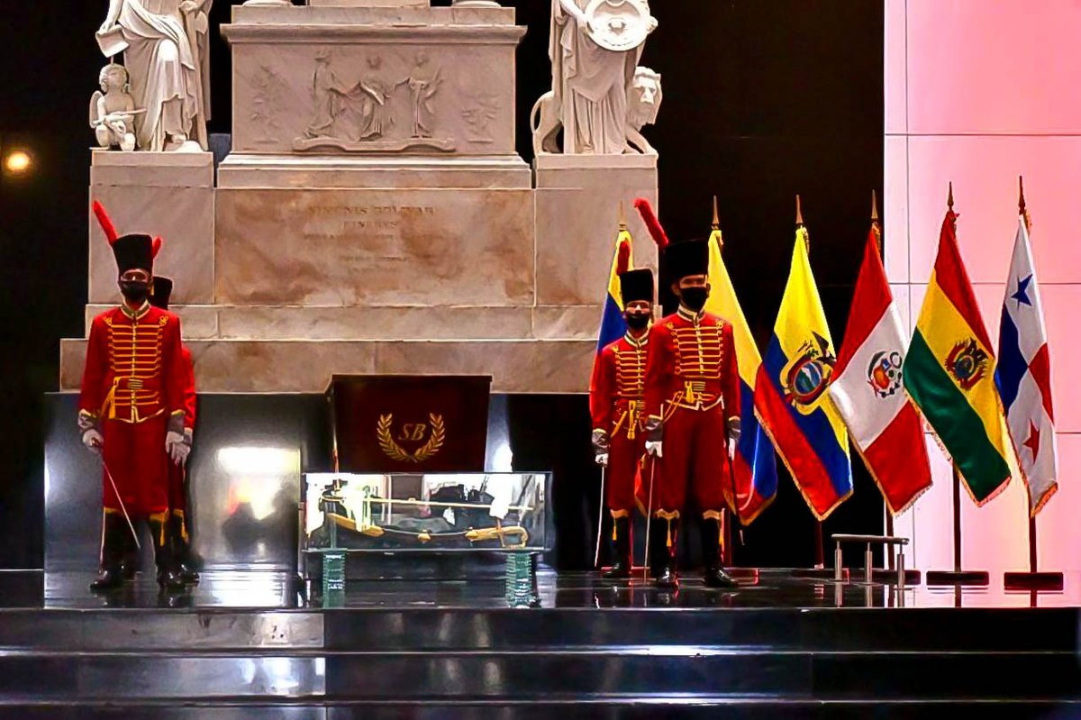 _LaAvanzadora's tweet photo. ¡Por siempre, Bolívar!

Rendimos homenaje al Padre de la Patria, Simón Bolívar, en el Panteón Nacional por los 192° años de su paso a la inmortalidad. Considerado el hombre más insigne de América Latina por sus ideales de libertad. (1/2)

@NicolasMaduro 
@delcyrodriguezv https://t.co/HqBqC4qsHY