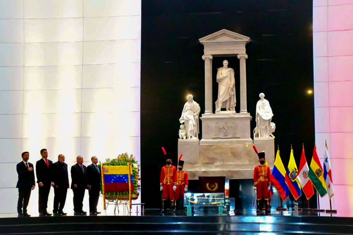 Hoy más que nunca la Revolución Bolivariana sigue su ejemplo de lucha, justicia social e integración para los pueblos. Supo enfrentar y vencer las dificultades para consolidar nuestra independencia bolivariana. (2/2) 

<a href="/NicolasMaduro/">Nicolás Maduro</a> 
<a href="/delcyrodriguezv/">Delcy Rodríguez</a> 
@MPPEDUCACION