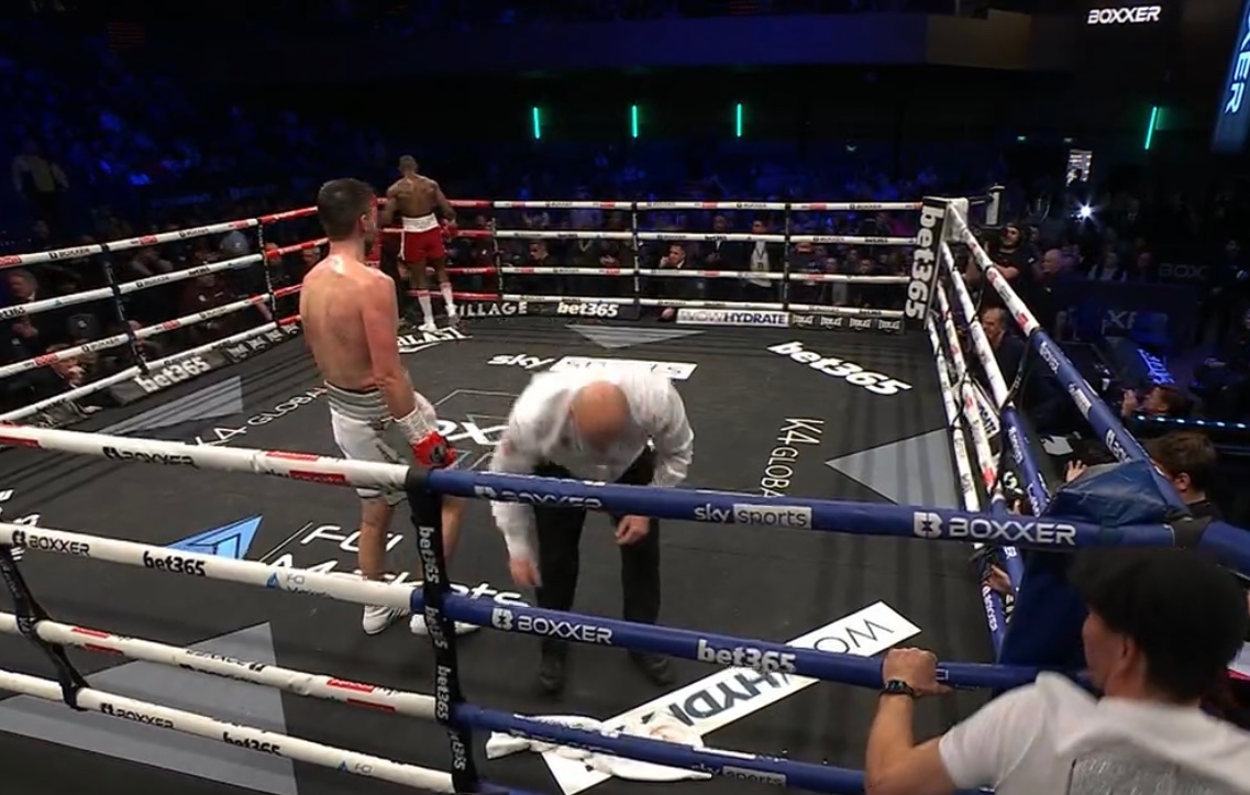 Boxing_UK_'s tweet photo. ๐ฅ๐ฌ๐ง AZEEZ WITH EASE๐ฅ
Dan Azeez methodically works over Rocky Fielding to secure a Round 8 stoppage - adding the Commonwealth to his British Light-Heavyweight title
Word also for the compassionate corner work from @JamieMoore777 and team๐
#AzeezFielding #BillamSmithXhoxhaj https://t.co/gRnZVoQsGw