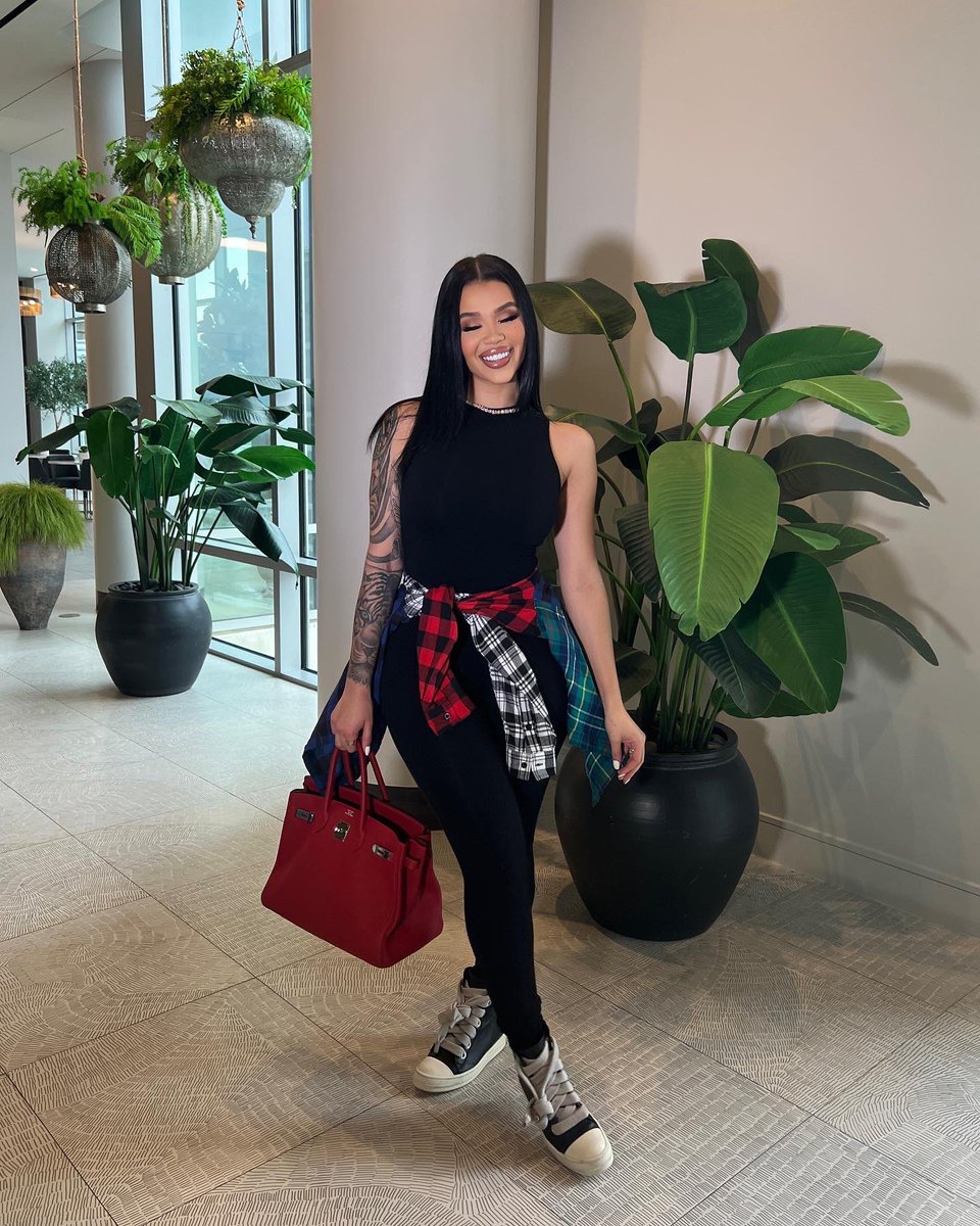 mulanhernandezz's tweet image. I can’t see I’m blindddddd.