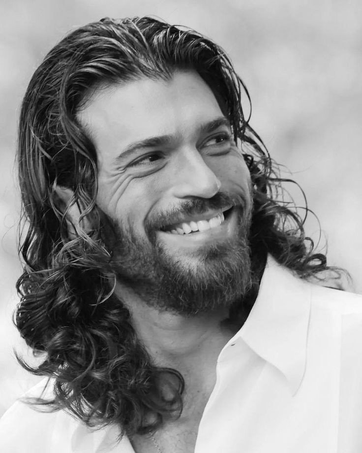 O dia acabou e a noite chegou é hora de abraçar os nossos sonhos que o amanhã vai chegar com a luz que nunca nos deixa.
#CanYaman
#ElTurco