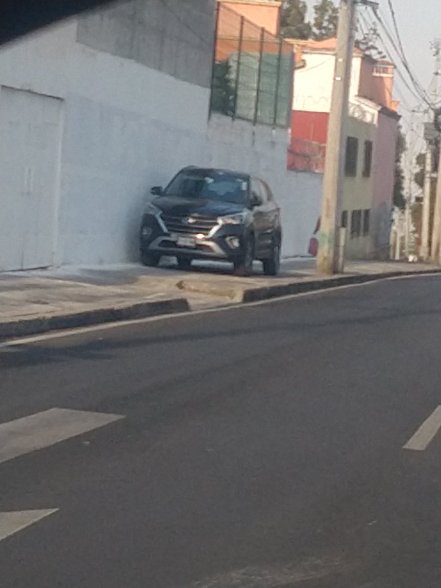 Nos ayudan a retirar y sancionar está camioneta estacionada sobre la banqueta en Prol. Centenario casi esq. Av de las águilas (antes de villa verdum) alcaldía Álvaro Obregón <a href="/SSC_CDMX/">SSC CDMX</a> <a href="/UCS_GCDMX/">Unidad de Contacto del Secretario SSC CDMX</a> <a href="/OVIALCDMX/">OVIAL_SSCCDMX</a> <a href="/C5_CDMX/">C5 CDMX</a> <a href="/AlcaldiaAO/">Alcaldía Álvaro Obregón</a>