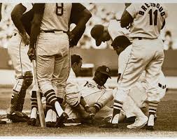 Bob Gibson intimidated almost every batter he faced. Not so Roberto Clemente, Momen just hit the ball right back to Hoot and broke his right leg! (7/15/1967) #ThatsTheBreaks 🤷‍♂️
#Arriba 🇵🇷 #Retire21