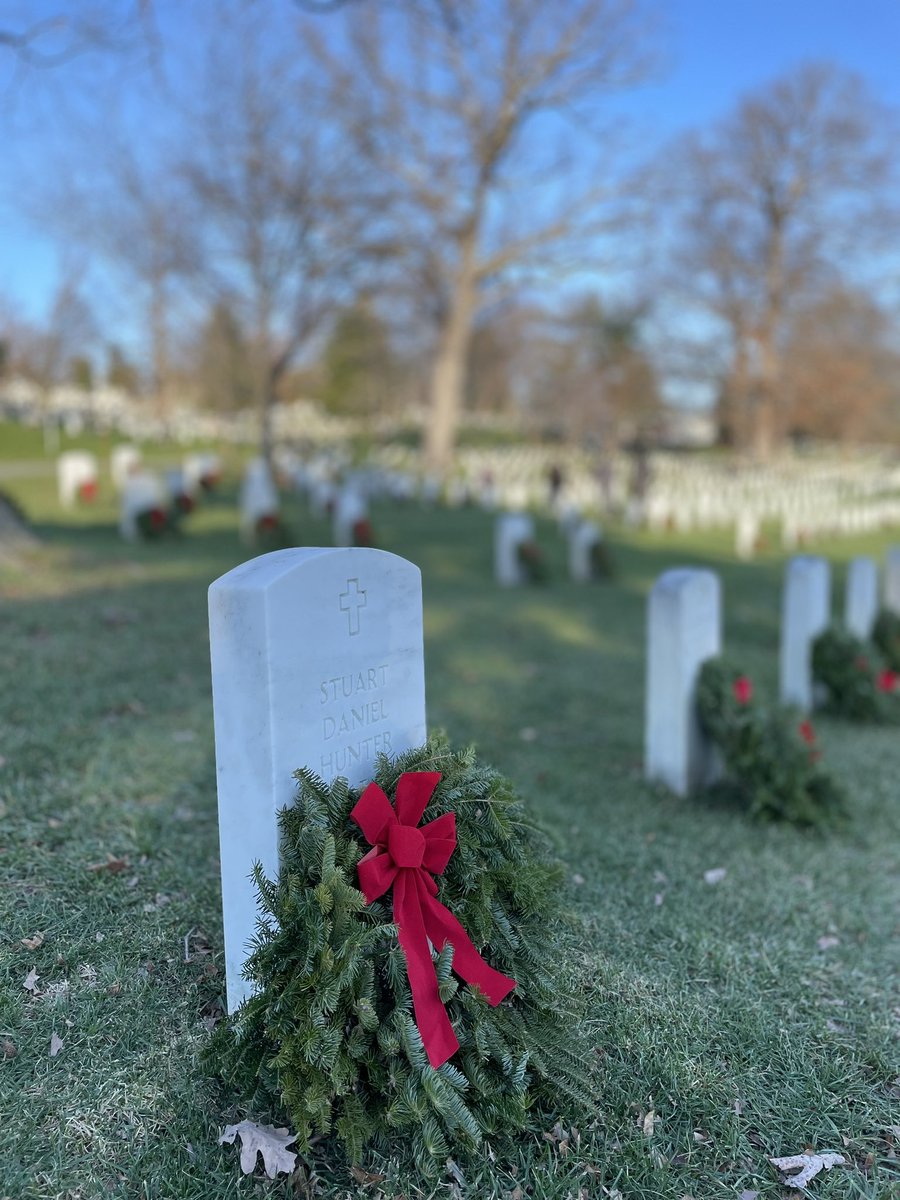 kurthu's tweet photo. A beautiful day to lay wreaths and honor our heroes. #FindAWay2022 https://t.co/3S3NYC7cU7