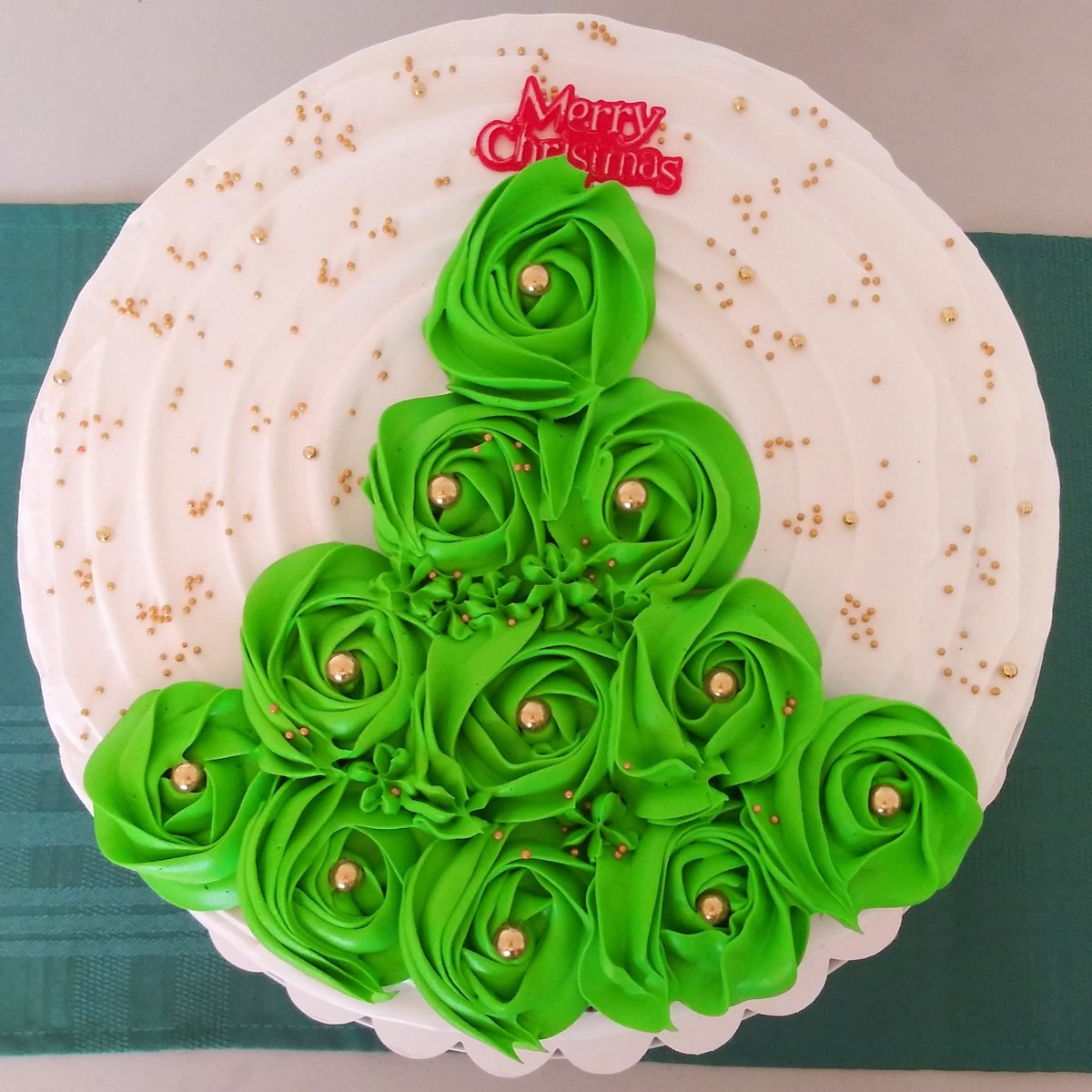 _SugarBakery's tweet photo. 👉Christmas tree cake 🎄🎂
👉It's the most wonderful time of the year 🎅

#sugarbakerysv #pasteleria #navidad #postresnavideños #reposteria #pasteleria #baking https://t.co/vE2sJJFwIk