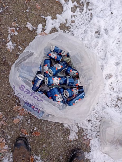 More signs of driving to drink on the #bridleway including twice this week with residents hearing music from cars gone midnight.@MPSHeadstoneSth This is just from Friday night at least thy put them in the rubbish sack.