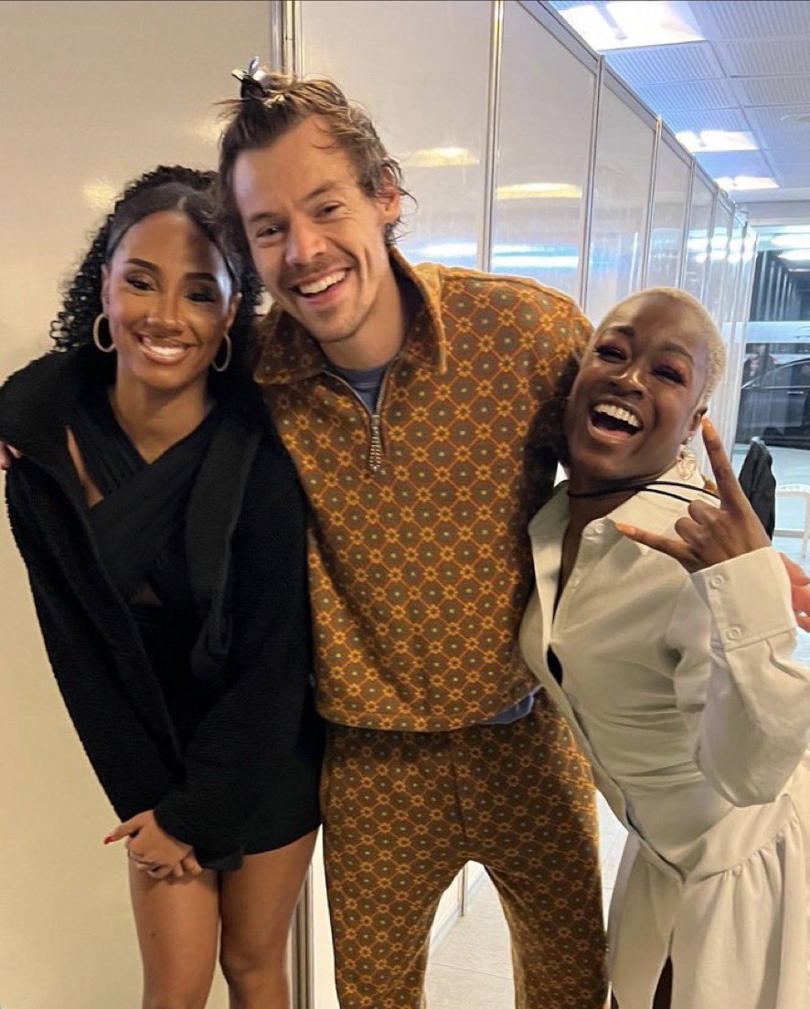 hsdaily's tweet photo. Harry with a few of @originalkoffee’s back up dancers recently! https://t.co/KpyyKJa1aG