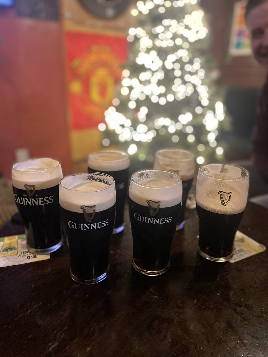 Scottlfcfitz's tweet photo. 6 glorious pints ruined by a Manc flag in the background 😑 https://t.co/nFBmzfCwTq