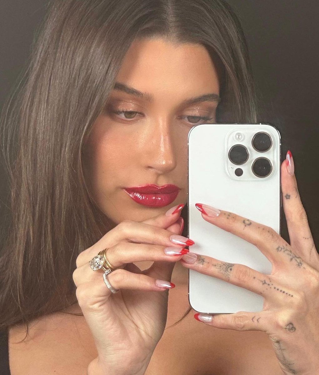 El #BeautyInspo 💋💅🏻 que necesitábamos para estas fiestas decembrinas por #HaileyBieber 🎅🏻❤️