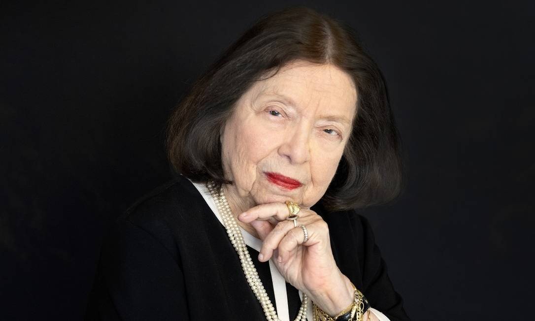 D.E.P Nélida Pinón <a href="/CasaReal/">Casa de S.M. el Rey</a> <a href="/CGEspRio/">Consulado de España en Río</a> <a href="/EmbEspBrasil/">Embajada de España en Brasil/Embaixada da Espanha</a> <a href="/nelidapinon/">Nélida Piñon</a> 
Hija de padres de ascendencia gallega, también se hizo con el Premio Príncipe de Asturias de las Letras en 2005. Además, en 2021 obtuvo la nacionalidad española concedida por el Gobierno por carta de naturaleza.