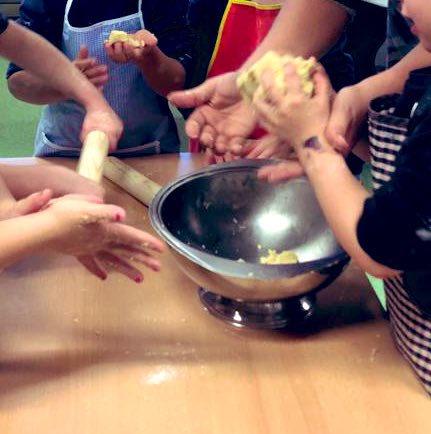ie_martamata's tweet photo. Els i fants d’i4A que estan a l’aula d’oficis, han fet de pastissers. Amb l’ajuda de tres mares i una iaia, han elaborat unes galetes boníssimes! #InfIEMM https://t.co/QEk7PvfIgT