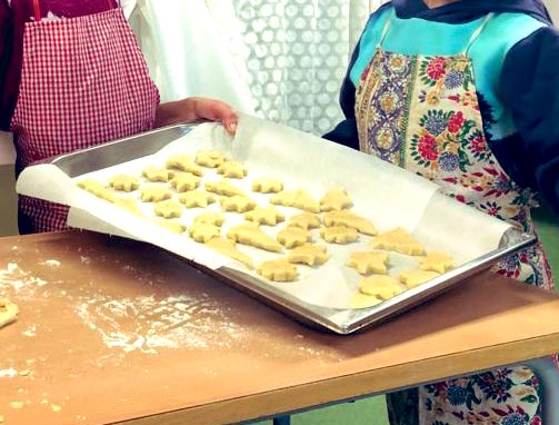 ie_martamata's tweet photo. Els i fants d’i4A que estan a l’aula d’oficis, han fet de pastissers. Amb l’ajuda de tres mares i una iaia, han elaborat unes galetes boníssimes! #InfIEMM https://t.co/QEk7PvfIgT