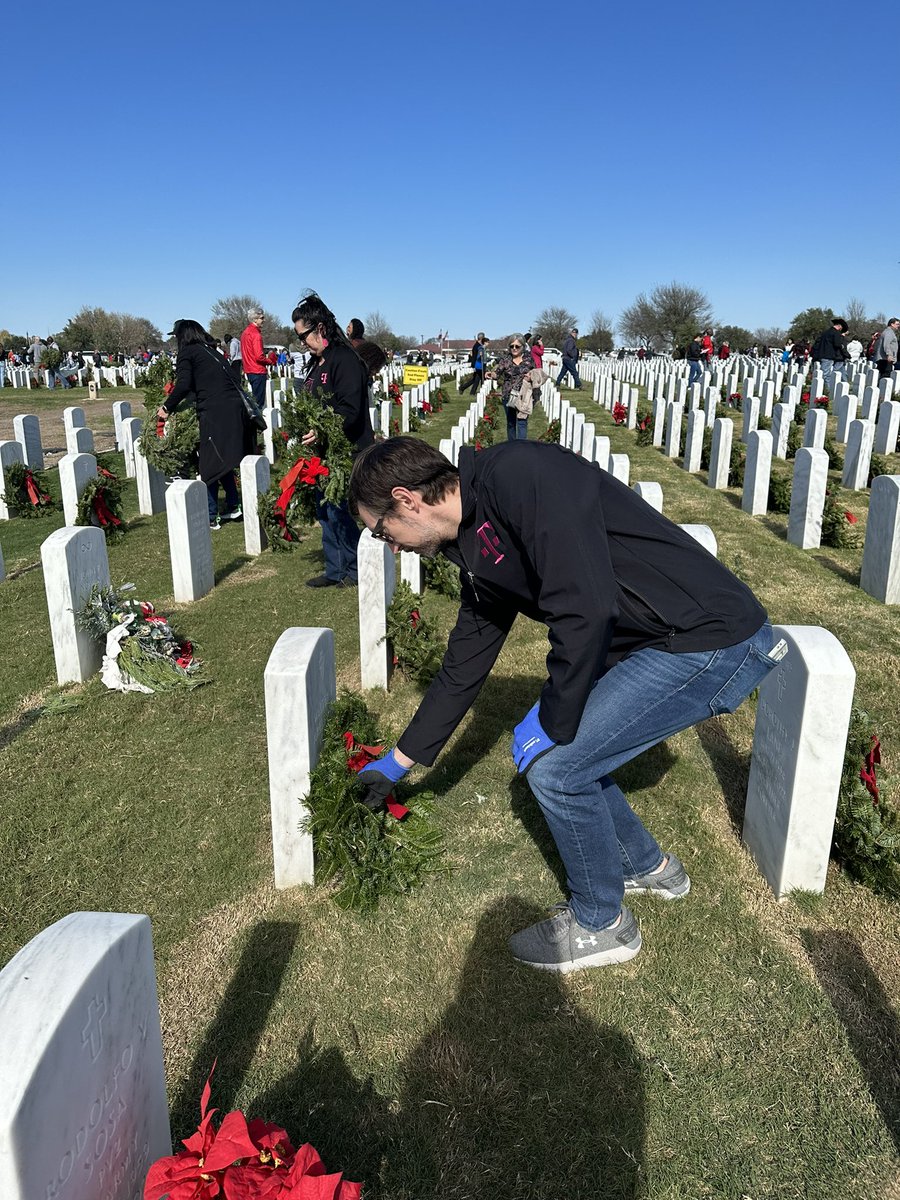 What an honor it is to have our Central Texas DE&amp;I team help <a href="/WreathsAcross/">Wreaths Across America</a> lay wreaths for the fallen veterans! We had the privilege to pay respect to our friends and family members! <a href="/SoniaSAT425/">Sonia Alvarez</a> <a href="/tjtscgkt/">Timothy Tillman</a> <a href="/cjgreentx/">Chris Green</a>