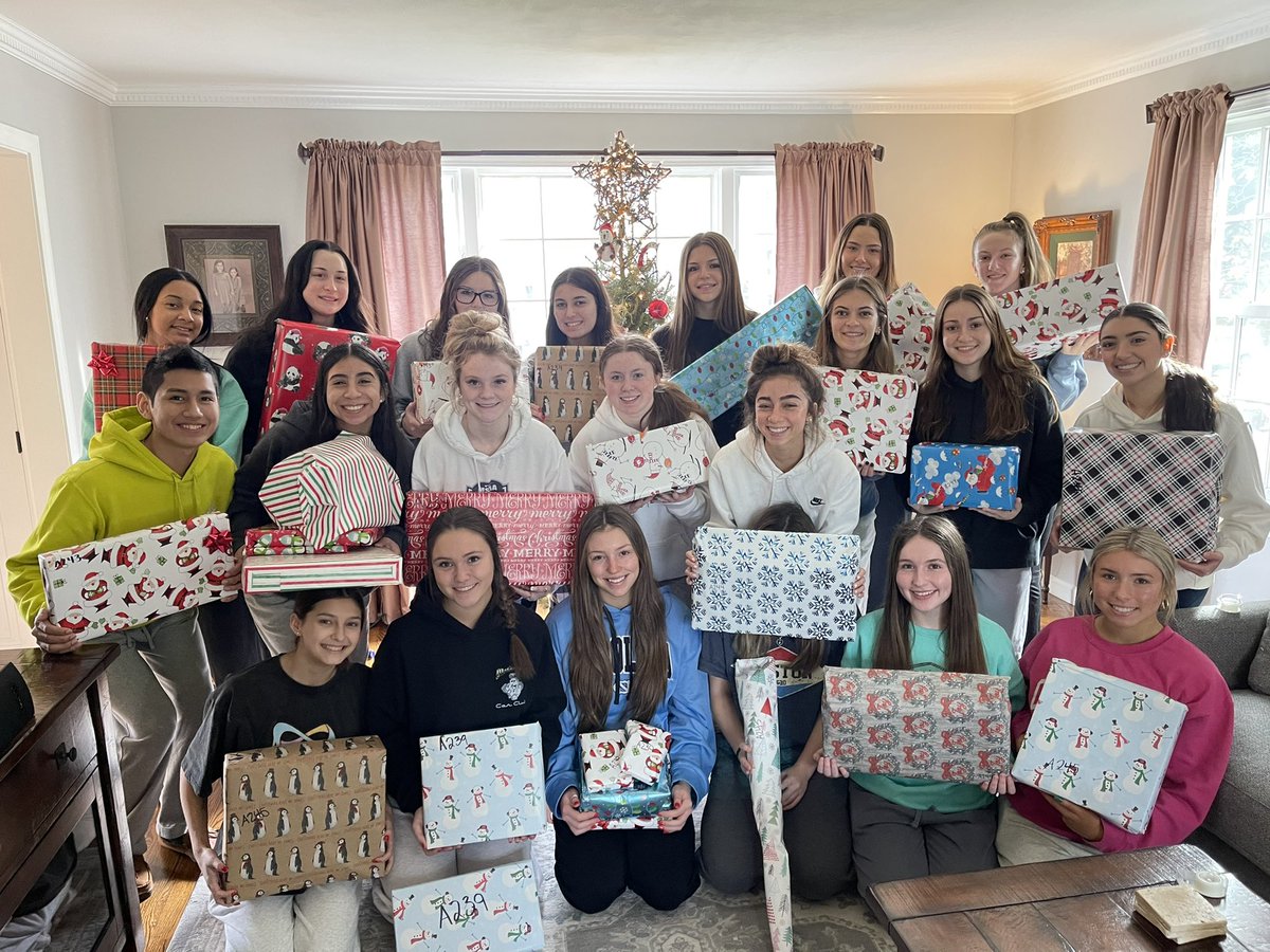 whscheering's tweet photo. It’s our favorite time of year! 🎄#studentsanta #spreadinghappiness #traditions https://t.co/RnUzG9rcO2