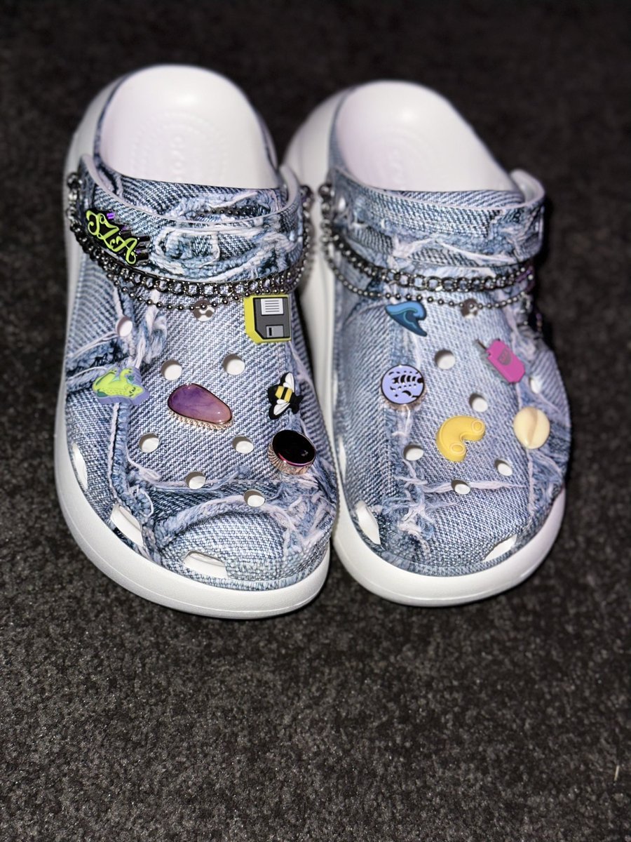 Jazzyjaeworld's tweet photo. My @sza crocs are cooooollllllllddddd baby  #SZAXCROCS  Thanks sissy @Nichole_Yvette 💙 https://t.co/OjZVV4mkmZ