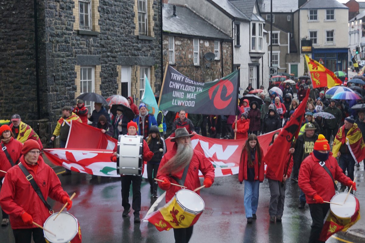 Cymdeithas's tweet photo. Diolch i bawb ddaeth i sefyll (yn y glaw!) dros ein cymunedau yn rali Llanrwst ddoe. A diolch arbennig i griw Conwy am drefnu  
#nidywcymruarwerth https://t.co/s0SnqZkZ8b