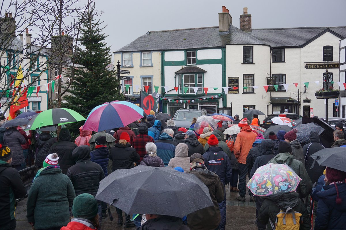 Diolch i bawb ddaeth i sefyll (yn y glaw!) dros ein cymunedau yn rali Llanrwst ddoe. A diolch arbennig i griw Conwy am drefnu  
#nidywcymruarwerth