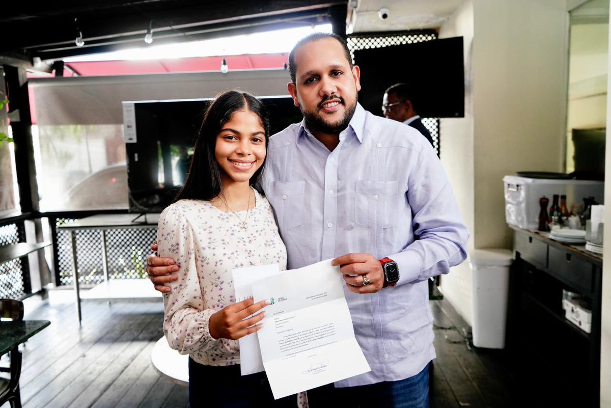 Hoy #NATALY que el día 14 de diciembre cumplió 18 años entra a la #FuerzaDelPueblo (<a href="/fpcomunica/">@Fuerza del Pueblo (FP)</a>) y su regalo de cumpleaños, que ella pidió, conocer y hablar con la persona que adora <a href="/LeonelFernandez/">Leonel Fernández</a> y ser vicesecretaria de Propaganda. 

Cumplimos. Comenzó de 17 años con Leonel
