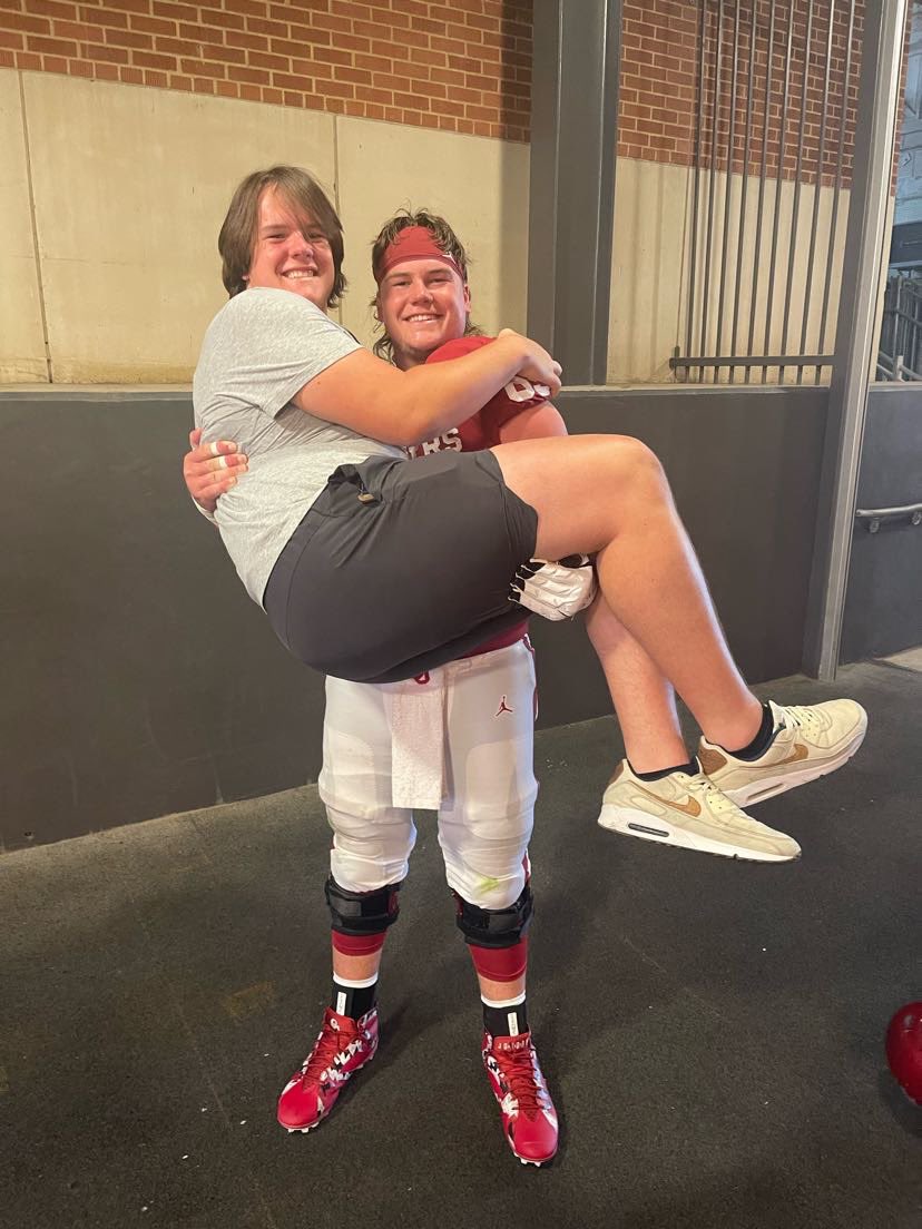 MaxAnders0n1's tweet photo. I am SO thankful to say that I’ve received an offer to the University of Oklahoma 🤍❤️ and a opportunity to play with my big brother !!! @ndatexas #BoomerSooner #OUDNA @OU_CoachB @CoachVenables @thecoachhill @CoachRobo55 @RHS_FBRecruits @FiveStrongOLine https://t.co/gSsGfMn0aC